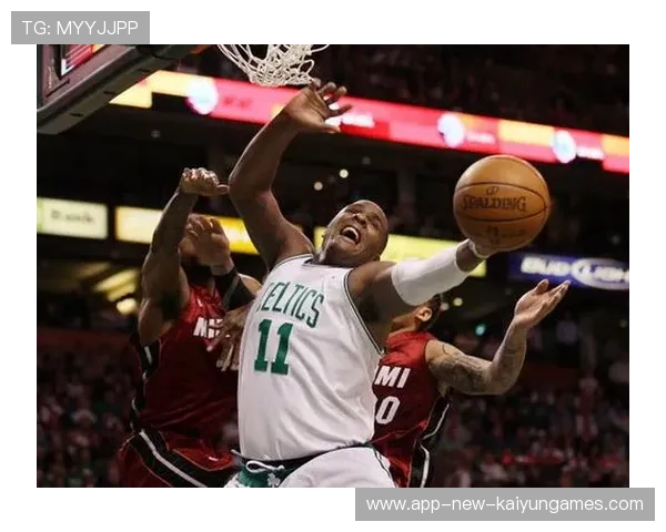 戴维斯续约僵局成各队竞购焦点——篮坛风云再起,谁能扛起未来的大旗