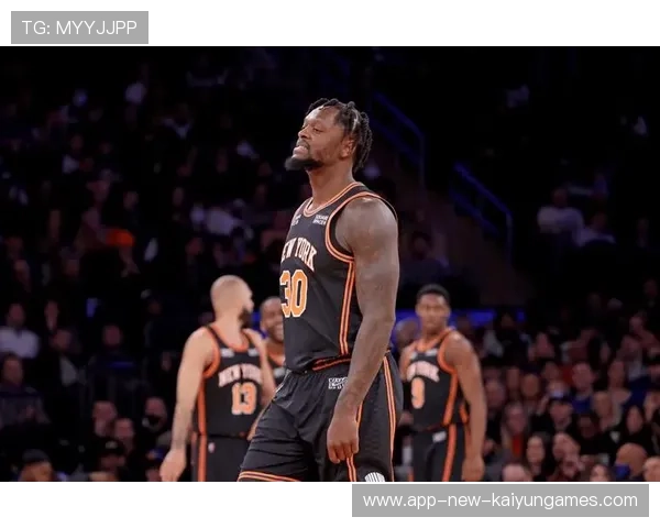 尼克斯兰德尔低位强吃,罚球线不断上分