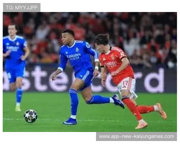 维尼修斯边路爆趟传中，皇马后点推射得手——那一刻撼动球场的艺术