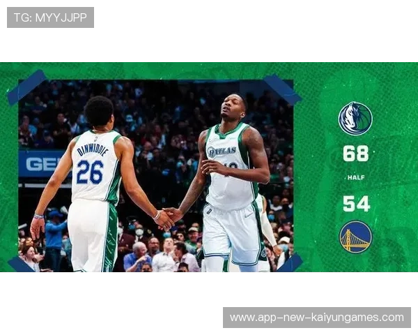 金州勇士对阵达拉斯独行侠：斯蒂芬·库里追身三分，外线一开就停不住